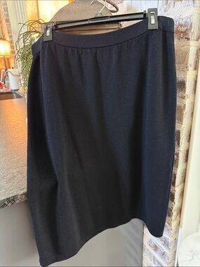 Women’s ST JOHN collection by Marie Gray black skirt sz 16